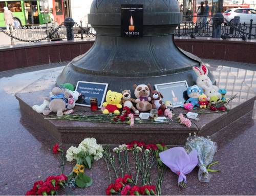 Молодогвардейцы возложили цветы к стихийному мемориалу погибшим в Нижнекамске