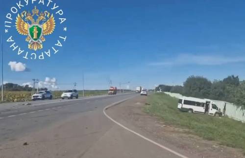 После ДТП автобус с пассажирами вылетел в кювет в Татарстане - 13 человек пострадали