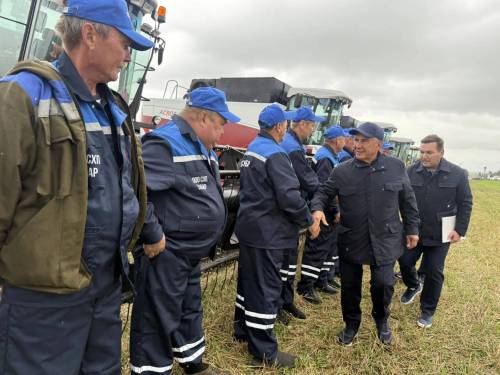 Минниханов в Апастовском районе оценил ход уборочной кампании и строительство молочного комплекса