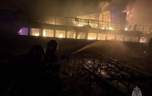 Более двух часов пожарные тушили огонь на судне «Темпо» в Татарстане