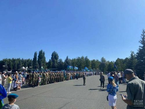 Около 500 десантников собрал митинг в честь Дня ВДВ в Казани