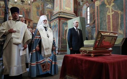 Владимир Путин посетил Архангельский собор, где были обретены мощи Дмитрия Донского