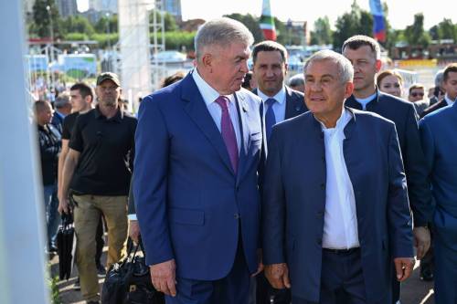 Минниханов вручил награды жителям Челнов и поздравил их с 400-летием города