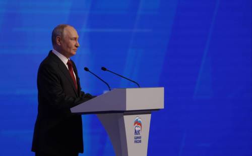 Путин поздравил с Днем государственного флага России