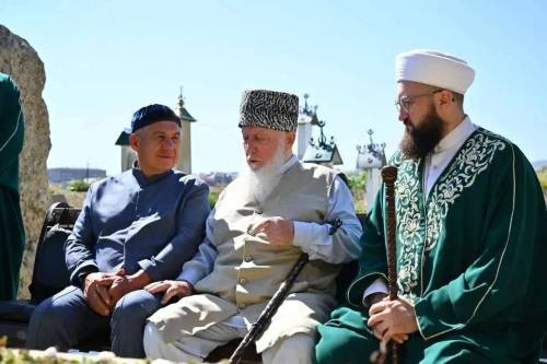Минниханов в Грозном почтил память Ахмата Кадырова