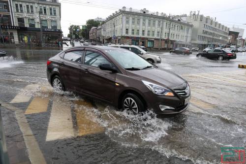 Эксперт дал советы, как безопасно водить автомобиль в дождь