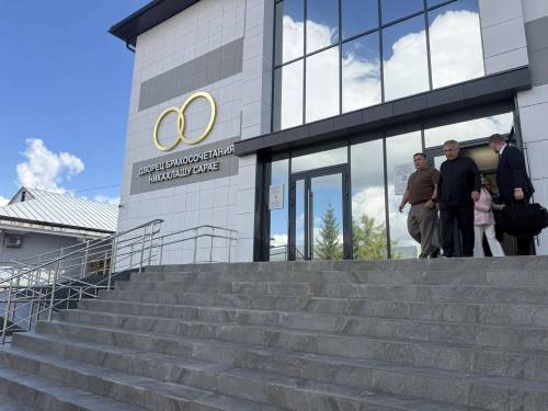 Минниханов посетил обновленные административный центр и ДК в Высокой Горе
