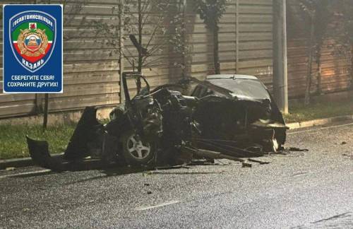 Автомобиль разорвало на части после столкновения со столбом в Казани