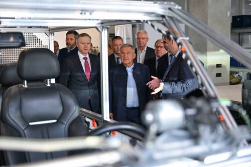 Минниханов и Каримов в Казани посетили новый Центр разработки автокомпонентной базы
