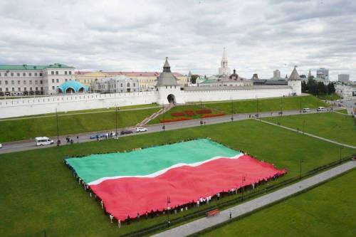 Активисты развернули самый большой флаг Татарстана ко Дню Республики у стен Казанского Кремля