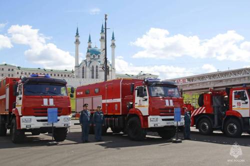 Сотрудники МЧС обеспечивают безопасность в День Республики в Казани