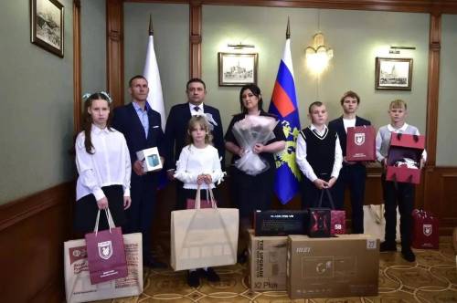 Глава МВД по РТ встретился с семьей многодетной сотрудницы полиции и вручил подарки детям