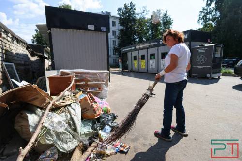 «Осторожнее, здесь же люди!»: в Казани бомжи «прописались» на мусорной площадке в коробе для вторсырья