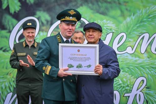 Минниханов передал ключи от 37 единиц спецтехники лесничествам Татарстана