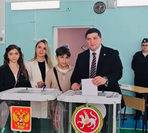 Мэр Нижнекамска пришел проголосовать на выборах в Госдуму вместе со своей семьей