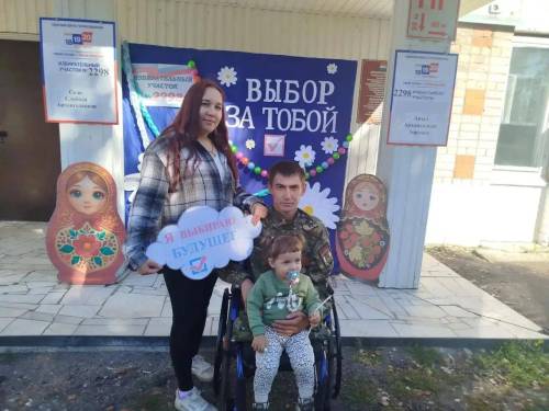 Ветеран СВО с семьей одним из первых проголосовал в Новошешминском районе