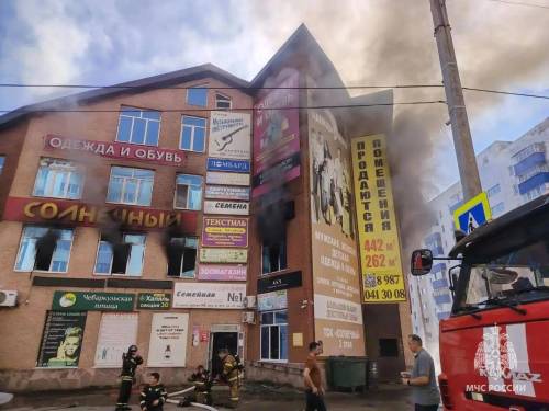 Четыре человека погибли и пять пострадали при пожаре в торговом центре в Стерлитамаке