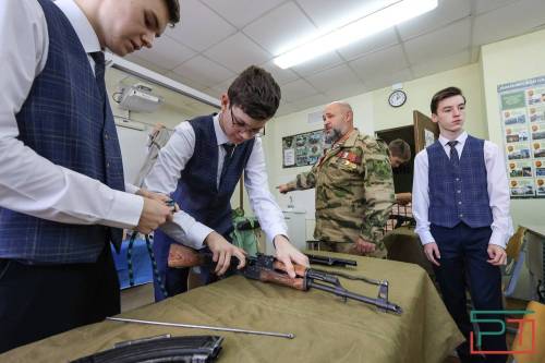 «Равняйсь! Смирно! Автомат – на грудь!»: как преподают «военку» в казанских школах