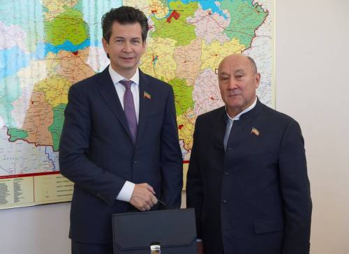 Марат Ахметов вручил удостоверение депутата Госсовета Фариду Абдулганиеву