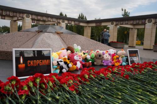Порядка 300 казанцев пришли в парк Победы почтить память жертв терактов