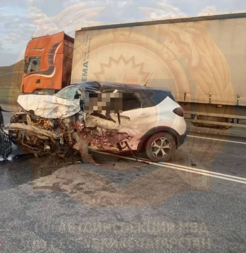 В Татарстане водитель Renault выехал на встречку, врезался в Toyota и погиб