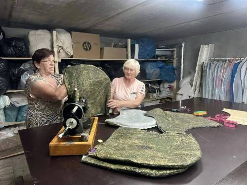 Волонтеры Лаишевского района завершили пошив партии пончо-антитепловизоров для бойцов СВО
