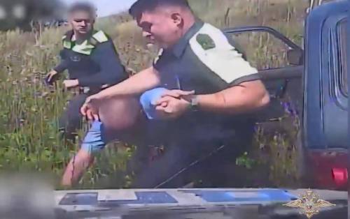Сотрудникам ГАИ пришлось стрелять, чтобы задержать пьяного водителя в Татарстане - видео