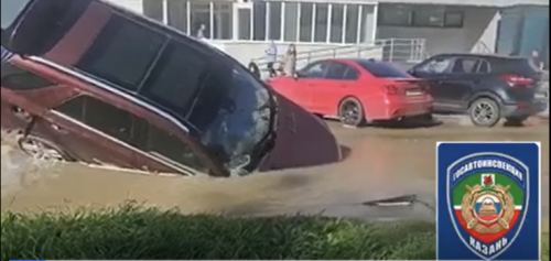Автомобиль утянуло в провал на дороге на ул.Адоратского в Казани — видео