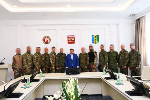 Мэр Нижнекамска вручил благодарности бойцам мобильных огневых групп