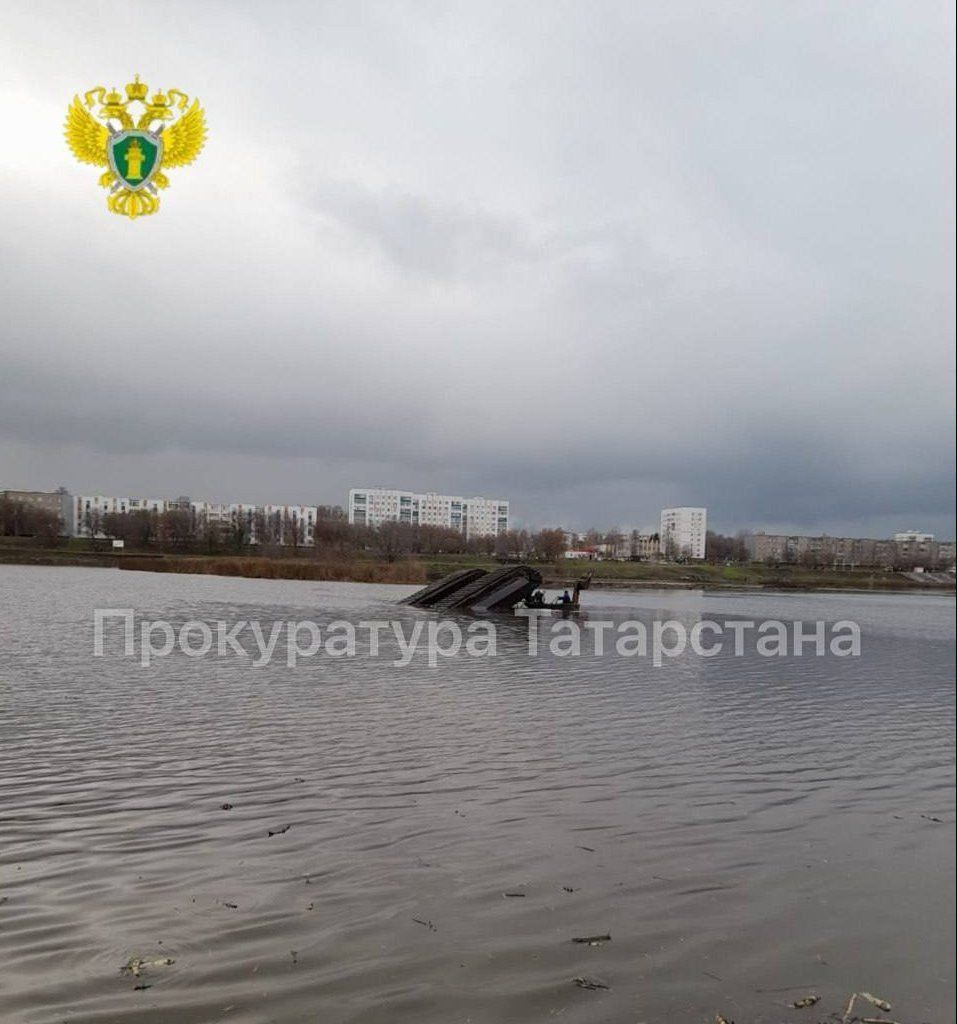 Плавающий экскаватор опрокинулся на Мелекеске в Челнах — ищут тело водителя