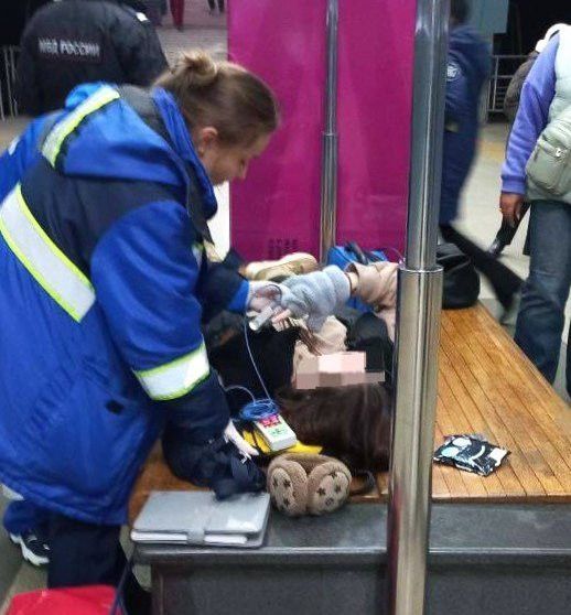 Утром на одной из станций метро Казани девушке стало плохо — вызвали скорую помощь