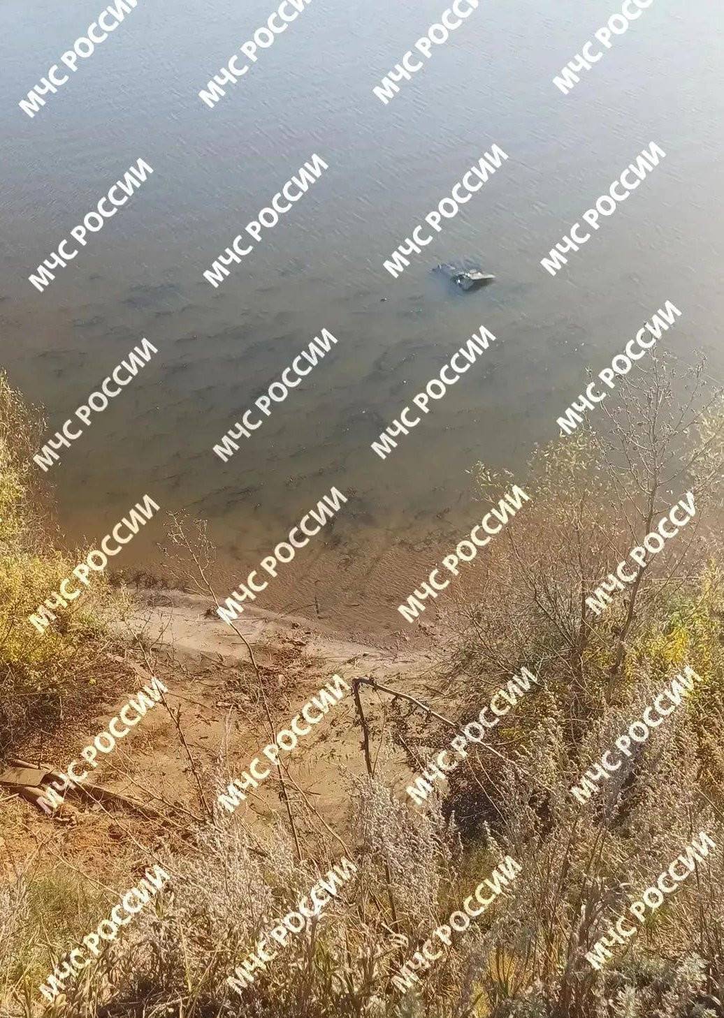 Машина съехала с обрыва в реку в Татарстане, спасатели нашли тела двух молодых людей