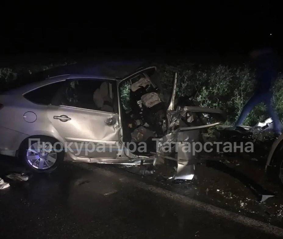 При столкновении двух легковушек в Нижнекамском районе погибли взрослый и 5-летний ребёнок