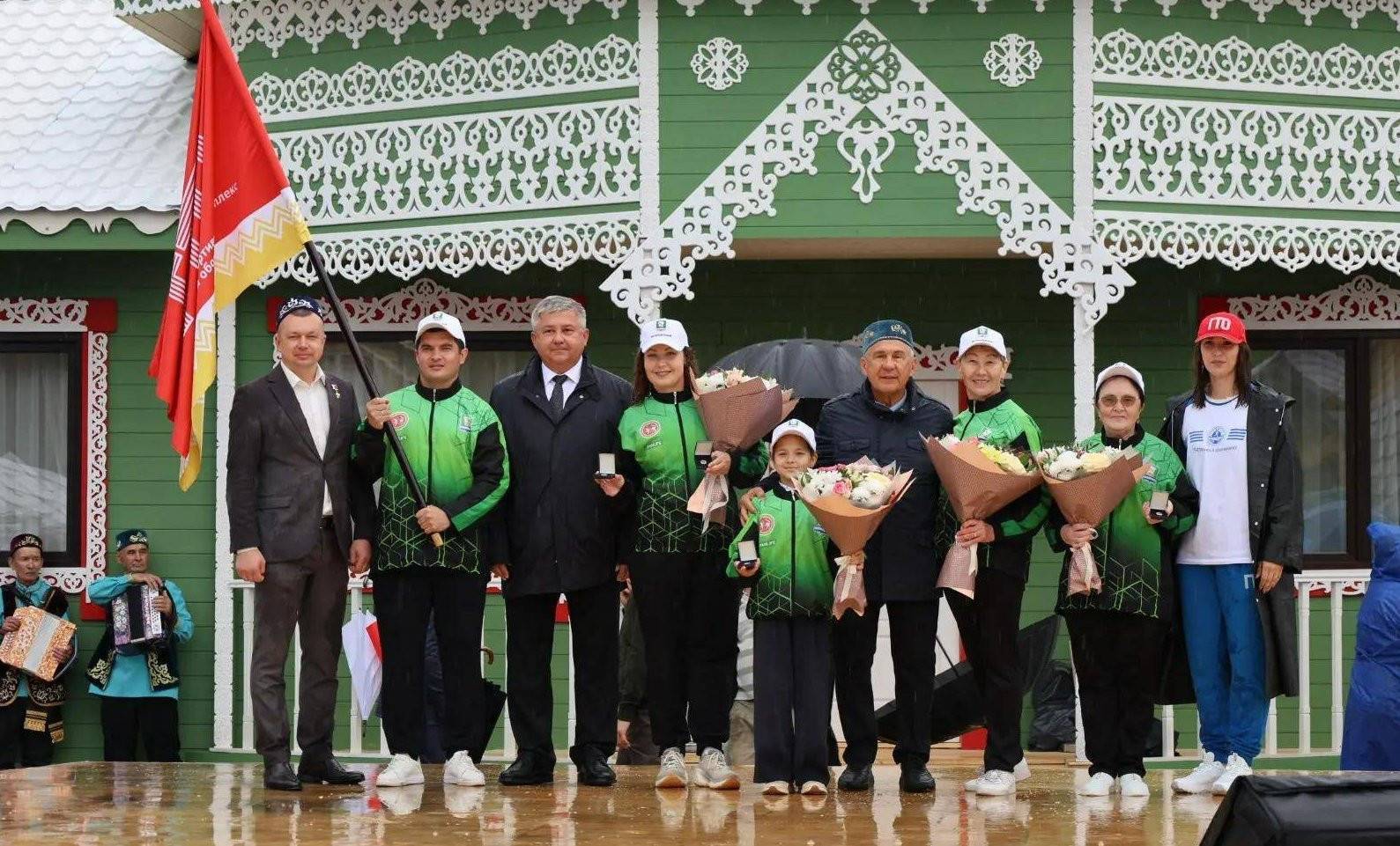 Чак-чак на 150 кг и редкие самовары: Минниханов осмотрел зеленодольское подворье на Сабантуе