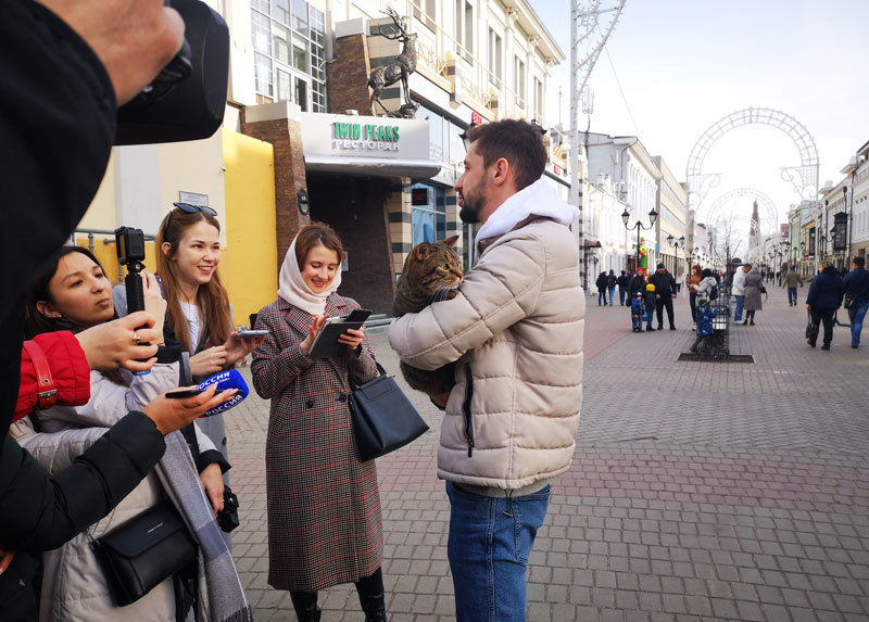 Кот Виктор встретился с котом Казанским