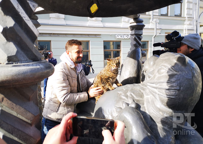 Кот Виктор встретился с котом Казанским