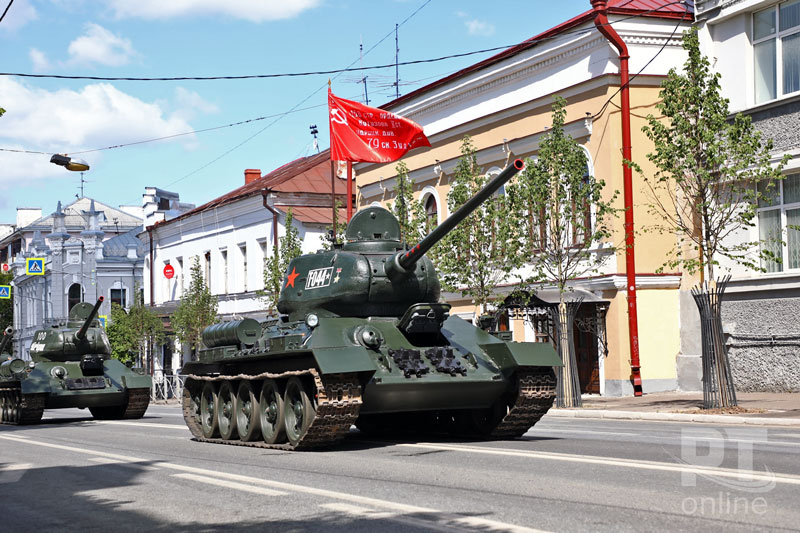 По площади Свободы пронесли знамя Победы
