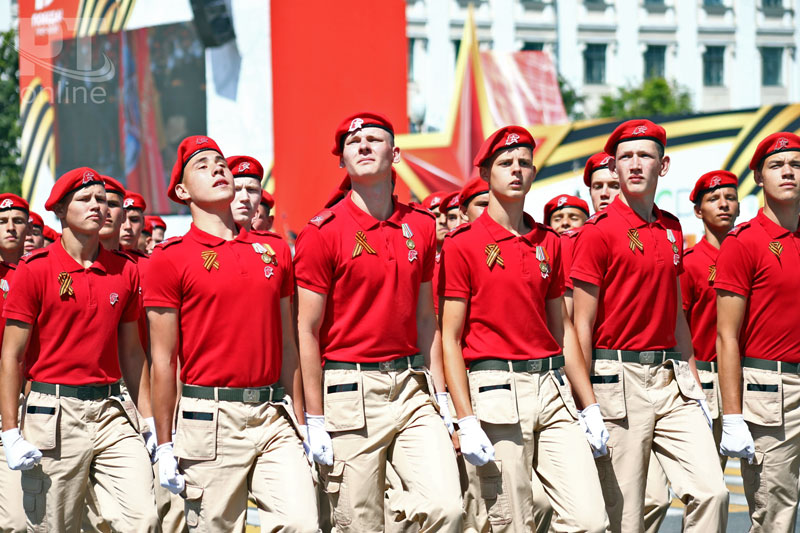 По площади Свободы пронесли знамя Победы