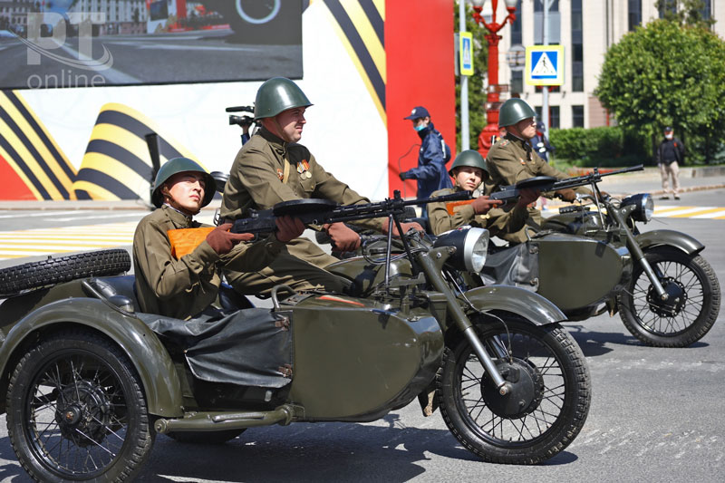 По площади Свободы пронесли знамя Победы