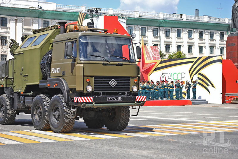 По площади Свободы пронесли знамя Победы