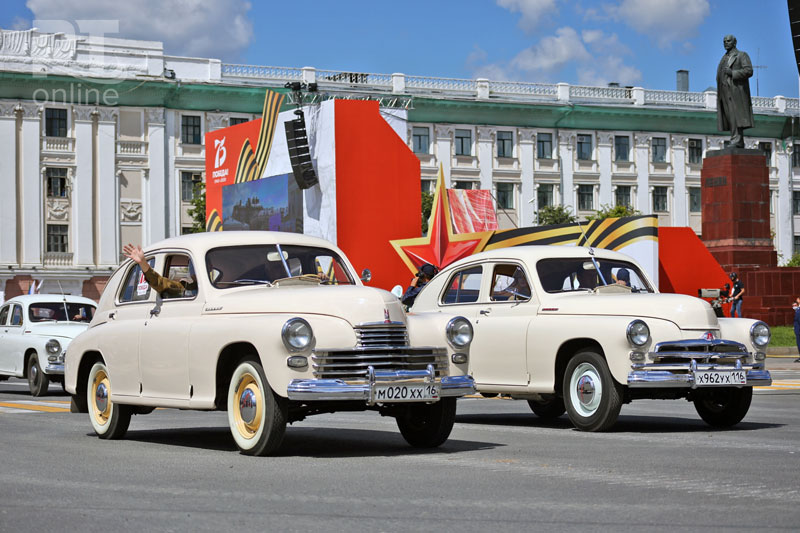 По площади Свободы пронесли знамя Победы