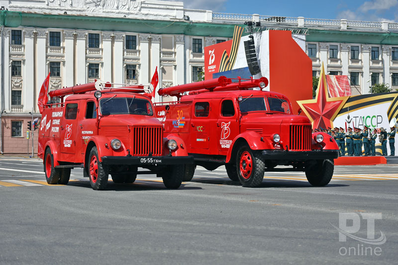 По площади Свободы пронесли знамя Победы