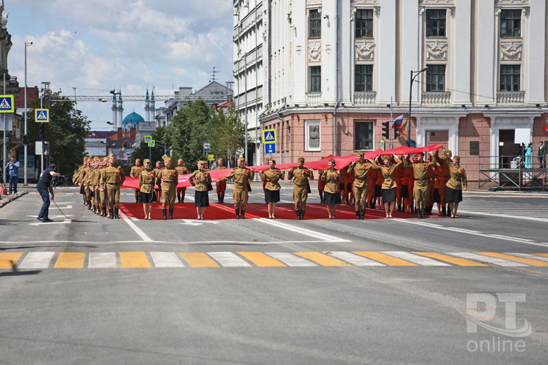 По площади Свободы пронесли знамя Победы