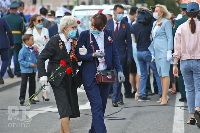 По площади Свободы пронесли знамя Победы