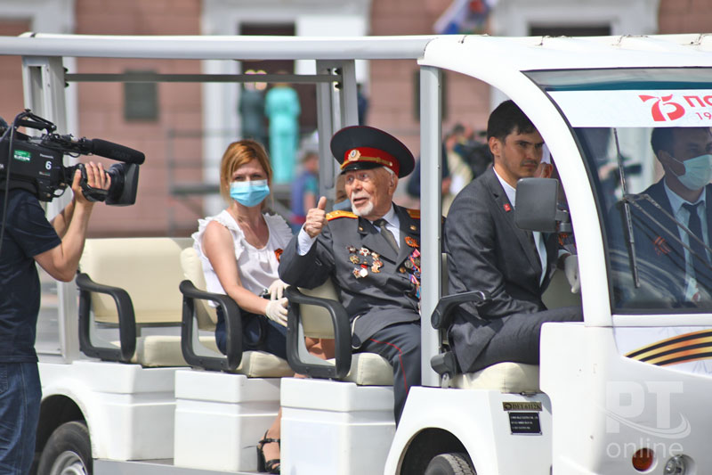 По площади Свободы пронесли знамя Победы