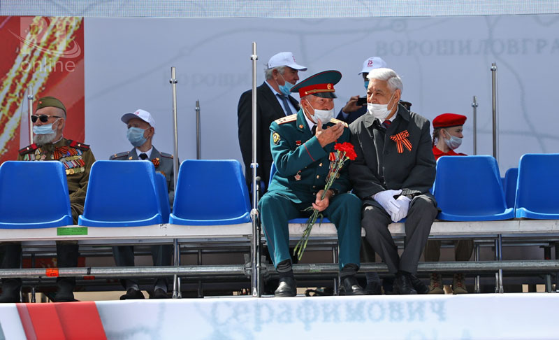 По площади Свободы пронесли знамя Победы