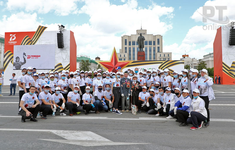 По площади Свободы пронесли знамя Победы