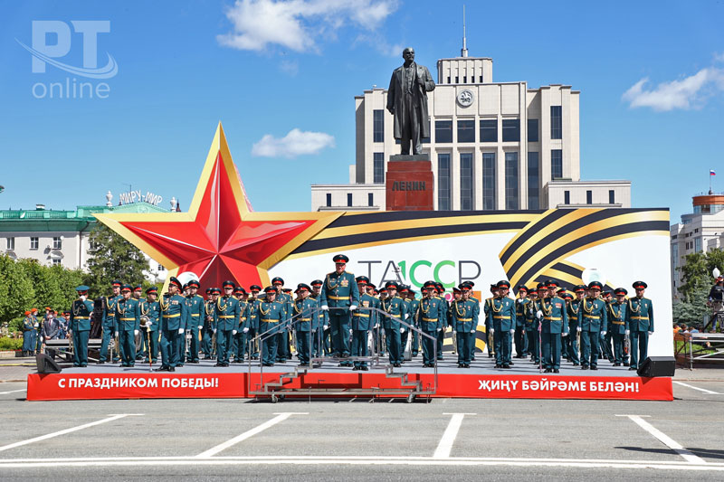 По площади Свободы пронесли знамя Победы