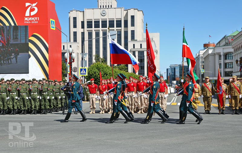 По площади Свободы пронесли знамя Победы