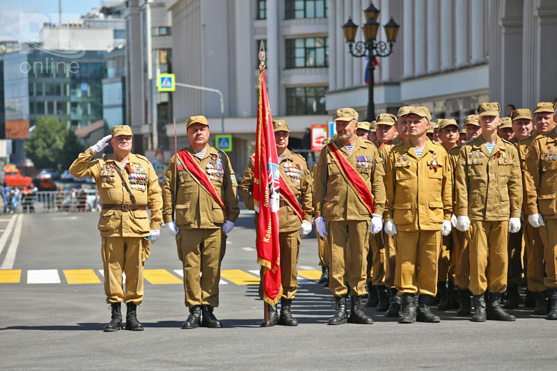 По площади Свободы пронесли знамя Победы